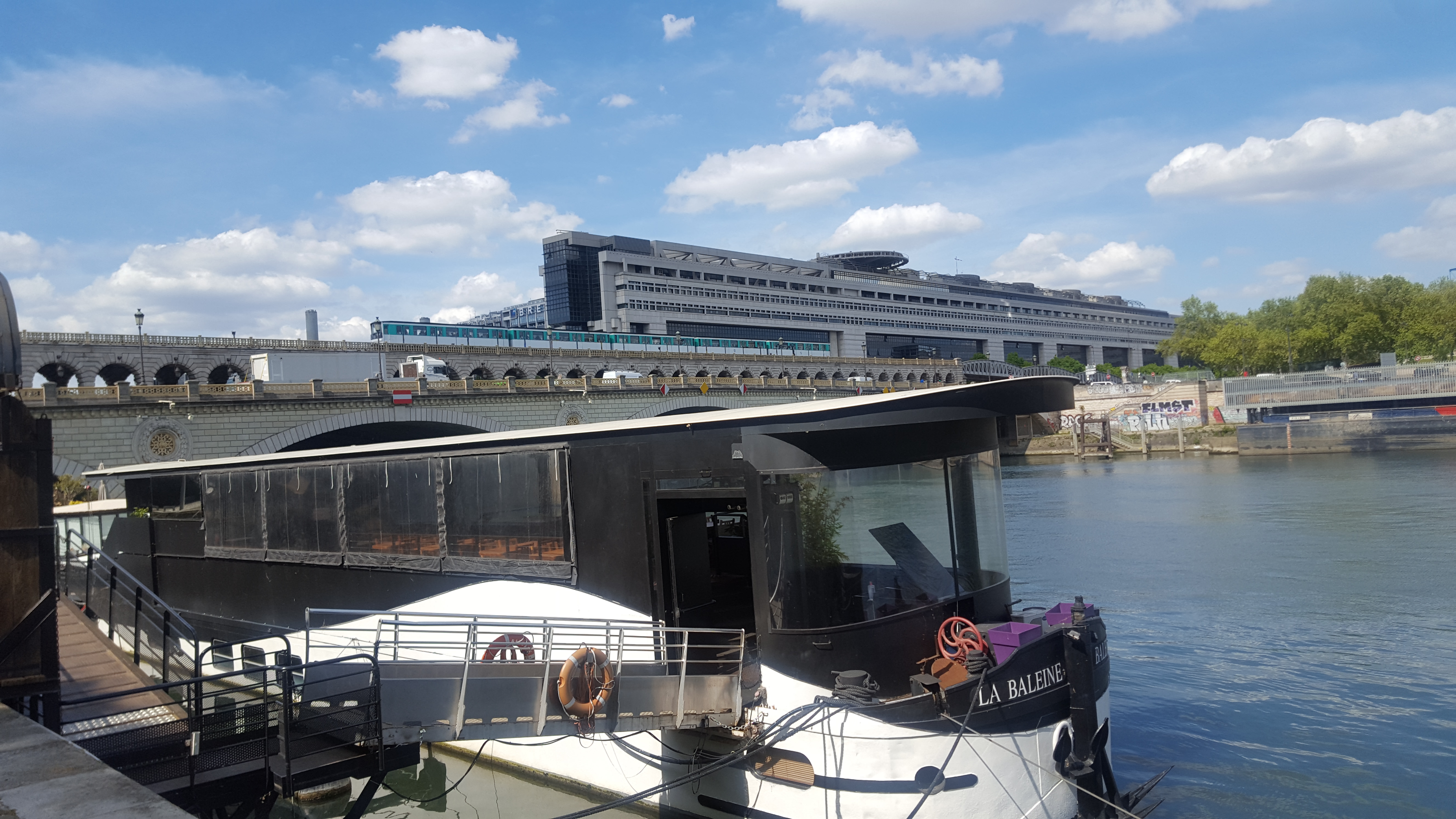 The Ministerie de l'Economie building seen from the other side of Pont de Bercy